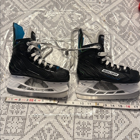 Bauer XLP Tuik Black and White Skates with Blue Accents. Kids size Y11 - Picture 2 of 8